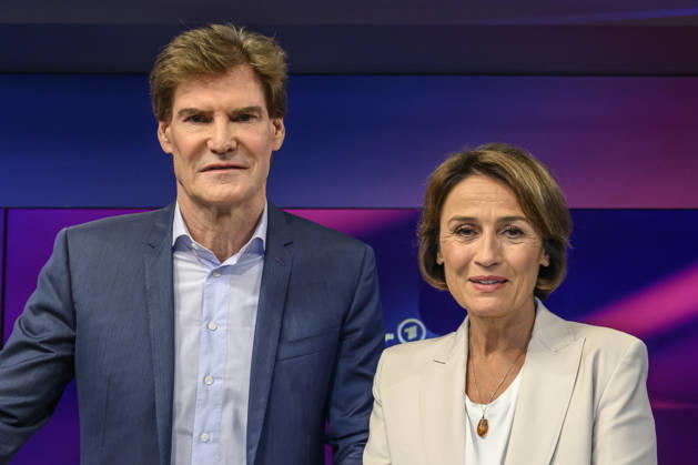 v.l. Carsten Maschmeyer (Unternehmer) mit Sandra Maischberger, GER, Berlin, Studio, zu Gast bei Maischberger, politische Talkshow, TV, Format, mit Moderatorin Sandra Maischberger, Das Erste, aus Adlershof Am Studio 20, 08.09.2026, Copyright: HMBxMedia UwexKoch
