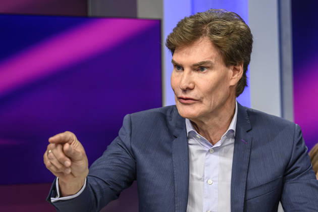 v.l. Carsten Maschmeyer (Unternehmer), zeigt, deutet, erklärt, GER, Berlin, Studio, zu Gast bei – Maischberger, politische Talkshow, TV, Format, mit Moderatorin – Sandra Maischberger, Das Erste, aus Adlershof – Am Studio 20, 08.09.2026, Copyright: HMBxMedia UwexKoch