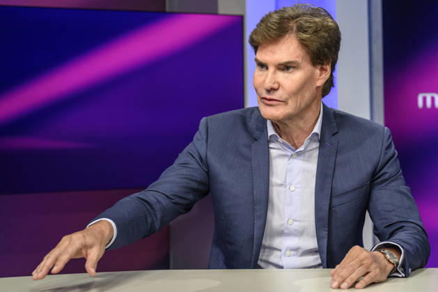 v.l. Carsten Maschmeyer (Unternehmer), zeigt, deutet, erklärt, GER, Berlin, Studio, zu Gast bei – Maischberger, politische Talkshow, TV, Format, mit Moderatorin – Sandra Maischberger, Das Erste, aus Adlershof – Am Studio 20, 08.09.2026, Copyright: HMBxMedia UwexKoch
