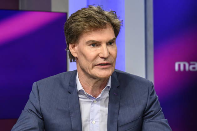 v.l. Carsten Maschmeyer (Unternehmer), zeigt, deutet, erklärt, GER, Berlin, Studio, zu Gast bei – Maischberger, politische Talkshow, TV, Format, mit Moderatorin – Sandra Maischberger, Das Erste, aus Adlershof – Am Studio 20, 08.09.2026, Copyright: HMBxMedia UwexKoch