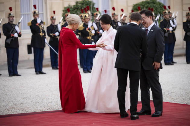 French State dinner for South Korea s President - Paris France s President Emmanuel Macron and his wife Brigitte Macron welcome South Korea s President Lee Jae Myung and his wife Kim Hye Kyung before for a State dinner organised by France s President Emmanuel Macron for South Korea s President Lee Jae Myung at the Elysee Presidential Palace, in Paris on September 8, 2026.Photo by Eliot Blondet ABACAPRESS.COM Paris France France  Copyright: xBlondetxEliot ABACAx