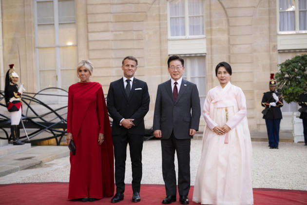 French State dinner for South Korea s President - Paris France s President Emmanuel Macron and his wife Brigitte Macron welcome South Korea s President Lee Jae Myung and his wife Kim Hye Kyung before for a State dinner organised by France s President Emmanuel Macron for South Korea s President Lee Jae Myung at the Elysee Presidential Palace, in Paris on September 8, 2026.Photo by Eliot Blondet ABACAPRESS.COM Paris France France  Copyright: xBlondetxEliot ABACAx