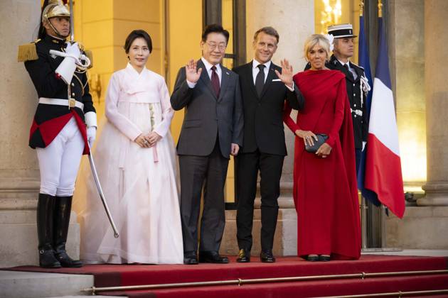 French State dinner for South Korea s President - Paris France s President Emmanuel Macron and his wife Brigitte Macron welcome South Korea s President Lee Jae Myung and his wife Kim Hye Kyung before for a State dinner organised by France s President Emmanuel Macron for South Korea s President Lee Jae Myung at the Elysee Presidential Palace, in Paris on September 8, 2026.Photo by Eliot Blondet ABACAPRESS.COM Paris France France  Copyright: xBlondetxEliot ABACAx