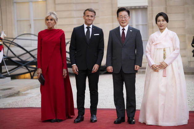 French State dinner for South Korea s President - Paris France s President Emmanuel Macron and his wife Brigitte Macron welcome South Korea s President Lee Jae Myung and his wife Kim Hye Kyung before for a State dinner organised by France s President Emmanuel Macron for South Korea s President Lee Jae Myung at the Elysee Presidential Palace, in Paris on September 8, 2026.Photo by Eliot Blondet ABACAPRESS.COM Paris France France  Copyright: xBlondetxEliot ABACAx