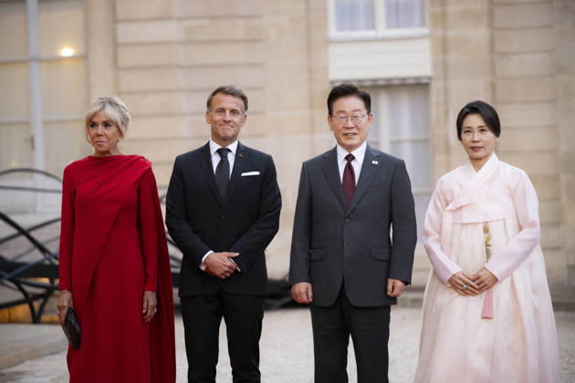 French State dinner for South Korea s President - Paris France s President Emmanuel Macron and his wife Brigitte Macron welcome South Korea s President Lee Jae Myung and his wife Kim Hye Kyung before for a State dinner organised by France s President Emmanuel Macron for South Korea s President Lee Jae Myung at the Elysee Presidential Palace, in Paris on September 8, 2026.Photo by Eliot Blondet ABACAPRESS.COM Paris France France  Copyright: xBlondetxEliot ABACAx