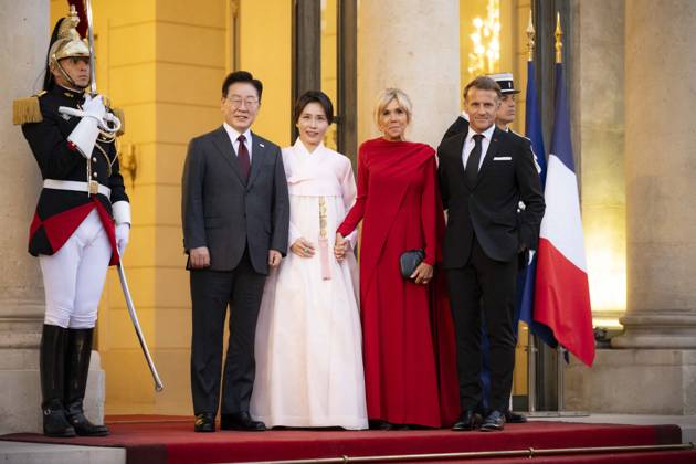 French State dinner for South Korea s President - Paris France s President Emmanuel Macron and his wife Brigitte Macron welcome South Korea s President Lee Jae Myung and his wife Kim Hye Kyung before for a State dinner organised by France s President Emmanuel Macron for South Korea s President Lee Jae Myung at the Elysee Presidential Palace, in Paris on September 8, 2026.Photo by Eliot Blondet ABACAPRESS.COM Paris France France  Copyright: xBlondetxEliot ABACAx