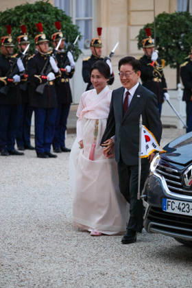 DiÌ‚ner d Etat en l honneur de Mr LEE Jae Myung, PreÌsident de la ReÌpublique de CoreÌe Emmanuel Macron et Brigitte Macron recoivent Mr LEE Jae Myung, PreÌsident de la ReÌpublique de CoreÌe et son à pouse, Kim Hye-kyung, à l occasion d un diner d à tat au Palais de l Elysà e à Paris, le 8 septembre 2026. French President, Emmanuel Macron and his wife, Brigitte Macron hosted Mr. LEE Jae Myung, President of the Republic of Korea, and his wife, Kim Hye-kyung, at a state dinner at the Elysà e Palace in Paris on September 8, 2026. Copyright: xFabricexChasseryx