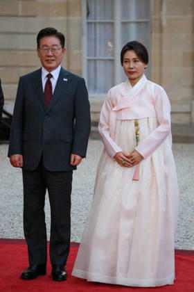 DiÌ‚ner d Etat en l honneur de Mr LEE Jae Myung, PreÌsident de la ReÌpublique de CoreÌe Emmanuel Macron et Brigitte Macron recoivent Mr LEE Jae Myung, PreÌsident de la ReÌpublique de CoreÌe et son à pouse, Kim Hye-kyung, à l occasion d un diner d à tat au Palais de l Elysà e à Paris, le 8 septembre 2026. French President, Emmanuel Macron and his wife, Brigitte Macron hosted Mr. LEE Jae Myung, President of the Republic of Korea, and his wife, Kim Hye-kyung, at a state dinner at the Elysà e Palace in Paris on September 8, 2026. Copyright: xFabricexChasseryx