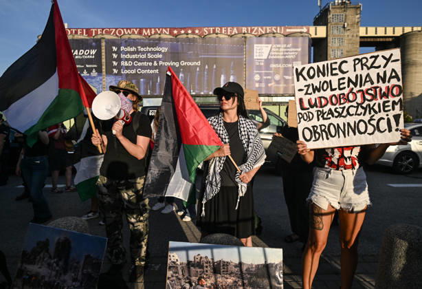 Anti-Israel Rally Outside Opening Day Of MSPO 2026 Defense Salon In Kielce KIELCE, POLAND - SEPTEMBER 8: Anti-Israel activists wave Palestinian flags, utilize a megaphone, and hold up a large hand-painted sign reading KONIEC PRZYZWOLENIA NA LUDOBOJSTWO POD PLASZCZYKIEM OBRONNOSCI! (End the permission for genocide under the guise of defense!) during a demonstration organized by the Expos Without Criminals ( Targi Bez Zbrodniarzy ) coalition outside the Targi Kielce exhibition center gates to demand the exclusion of Israeli weapons companies on the opening day of the 34th International Defence Industry Exhibition (MSPO) on September 8, 2026. Kielce Poland  Copyright: xArturxWidakx originalFilename: widak-antiisra260908_np9Nx.jpg