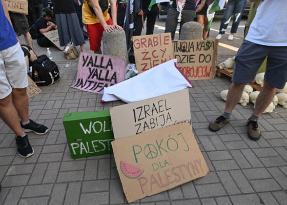 Anti-Israel Rally Outside Opening Day Of MSPO 2026 Defense Salon In Kielce KIELCE, POLAND - SEPTEMBER 8: Anti-Israel protesters display hand-painted cardboard signs, including ones reading IZRAEL ZABIJA (Israel Kills), POKOJ DLA PALESTYNY (Peace for Palestine), and TWOJA KASA IDZIE DO LUDOBOJCOW (Your money goes to genocidaires)--alongside a pile of replica human skulls on the ground during a demonstration organized by the Expos Without Criminals ( Targi Bez Zbrodniarzy ) coalition outside the Targi Kielce exhibition center gates to demand the exclusion of Israeli weapons companies on the opening day of the 34th International Defence Industry Exhibition (MSPO) on September 8, 2026. Kielce Poland  Copyright: xArturxWidakx originalFilename: widak-antiisra260908_npQ0l.jpg