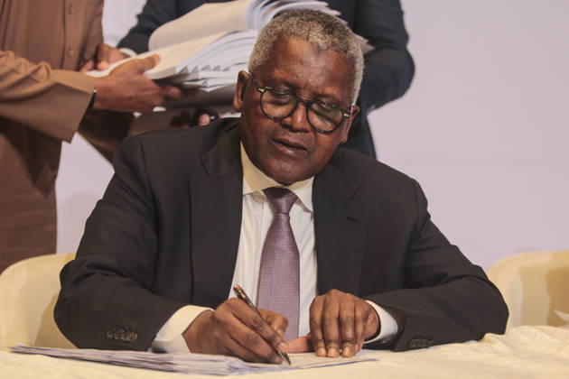 Dangote Refinery Signs N2.15 Trillion IPO Documents In Lagos, Nigeria Aliko Dangote, President and Chief Executive Officer of Dangote Industries Limited, signs documents for the initial public offering of Dangote Petroleum Refinery and Petrochemical, valued at 2.15 trillion naira (US$1.6 billion), at Eko Hotels in Victoria Island, Lagos, Nigeria, on September 7, 2026. The offering is intended to expand the refinery s capacity to 1.4 million barrels per day from the current 700,000. Victoria Island, Lagos Nigeria Copyright: xAdekunlexAjayix originalFilename: ajayi-notitle260907_npBaC.jpg