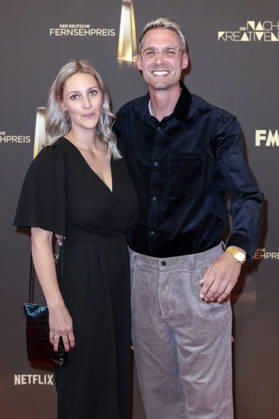 Jonas König mit Begleitung bei der Verleihung des Deutschen Fernsehpreises 2026 - Die Nacht der Kreativen in der Flora. Köln, 08.09.2026