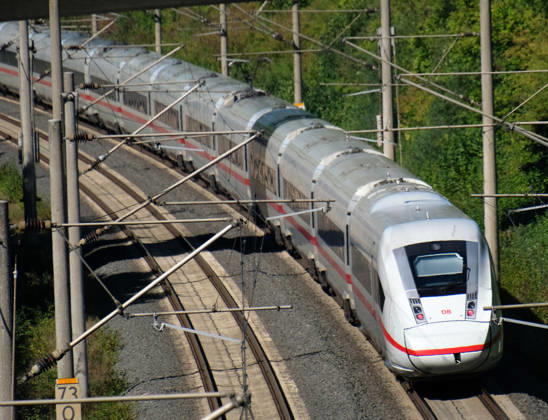 Einblicke bei einer Bahnfahrt mit Start in Goettingen Hbf nach Hannover Hbf auf der ICE Strecke bei Northeim. Zugreise in Deutschland mit der Bahn im ICE.