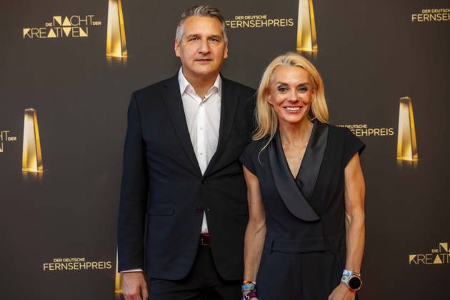 ABB KREATIVE - Inga Leschek (Chief Content Officer RTL) maenliche Begleitung zu Gast auf dem roten Teppich bei der Gala Die Nacht der Kreativen Der Deutsche Fernsehpreis 2026 in der Flora am 08.09.2026 in Koeln NRW Deutschland