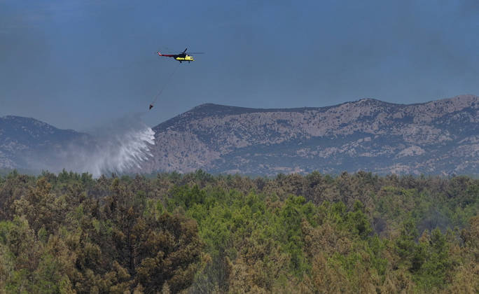 Firefighting efforts continue at the wildfire in Antalya ANTALYA, TURKIYE - SEPTEMBER 9: Firefighters respond to a forest fire both from the air in the Aksu district of Antalya, Turkiye on September 9, 2026. Orhan Cicek Anadolu Antalya Turkey. Editorial use only. Please get in touch for any other usage.  Copyright: x2026xAnadoluxOrhanxCicekx