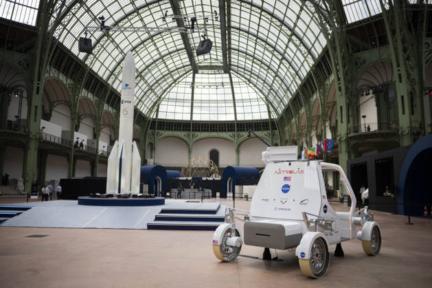 Astrolab Lunar Rover During International Space Summit - Paris An Astrolab lunar rover is showcased at the International Space Summit in Paris, France on September 9, 2026. Photo by Eliot Blondet ABACAPRESS.COM Paris France France  Copyright: xBlondetxEliot ABACAx