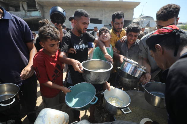 Displaced Palestinians receive free meals amid shortages in Gaza City Displaced Palestinians receive free meals distributed in western Gaza City, in the Gaza Strip, on September 9, 2026. The distribution comes amid difficult humanitarian conditions and shortages of food and basic necessities as war and displacement continue across the Gaza Strip. Photo by Hassan al-Jedi apaimages Nusairat Gaza Strip Palestinian Territory 090926_Gaza_HJ_00(21).jpeg Copyright: xapaimagesxHassanxal-Jedixx xapaimagesx