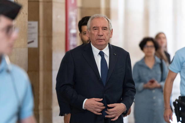 MoDem appeal trial over the alleged misuse of European Parliament funds - Paris French politician Francois Bayrou looks on as he arrives at Paris courthouse for the opening of his appeal trial with other defendants over the alleged misuse of European Parliament funds to pay fictitious parliamentary assistants for the centrist party MoDem, in Paris on September 9, 2026. Photo by Raphael Lafargue ABACAPRESS.COM Paris France  Copyright: xLafarguexRaphael ABACAx