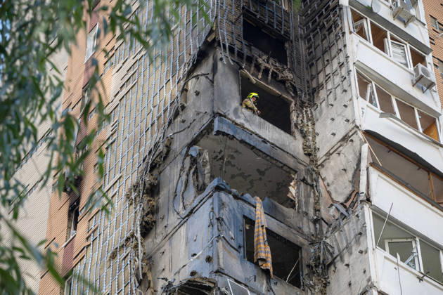 A State Emergency Service rescue worker looks out of a window in a 24-storey apartment block damaged by a Russian attack in the Darnytskyi district of Kyiv, Ukraine, September 9, 2026. On Wednesday morning, September 9, a Russian drone hit the 24-storey building on the 12th floor. According to police, five people were injured, including a pregnant woman. (Photo by Danylo Antoniuk Ukrinform) Apartment block hit by Russian drone in Kyiv  Copyright: xDanyloxAntoniukx