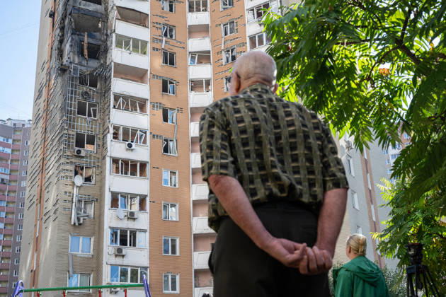 People face a 24-storey apartment block damaged by a Russian attack in the Darnytskyi district of Kyiv, Ukraine, September 9, 2026. On Wednesday morning, September 9, a Russian drone hit the 24-storey building on the 12th floor. According to police, five people were injured, including a pregnant woman. (Photo by Danylo Antoniuk Ukrinform) Apartment block hit by Russian drone in Kyiv  Copyright: xDanyloxAntoniukx