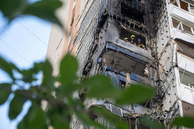 State Emergency Service rescue workers look out from a window in a 24-storey apartment block damaged by a Russian attack in the Darnytskyi district of Kyiv, Ukraine, September 9, 2026. On Wednesday morning, September 9, a Russian drone hit the 24-storey building on the 12th floor. According to police, five people were injured, including a pregnant woman. (Photo by Danylo Antoniuk Ukrinform) Apartment block hit by Russian drone in Kyiv  Copyright: xDanyloxAntoniukx