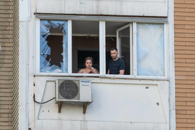 A man and a woman look out from a balcony in a 24-storey apartment block damaged by a Russian attack in the Darnytskyi district of Kyiv, Ukraine, September 9, 2026. On Wednesday morning, September 9, a Russian drone hit the 24-storey building on the 12th floor. According to police, five people were injured, including a pregnant woman. (Photo by Danylo Antoniuk Ukrinform) Apartment block hit by Russian drone in Kyiv  Copyright: xDanyloxAntoniukx