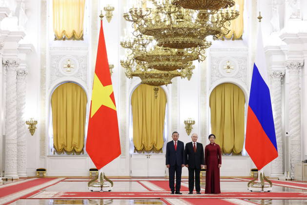 RUSSIA, MOSCOW - SEPTEMBER 9, 2026: Vladimir Putin (C), President of Russia, poses with To Lam (L), President of Vietnam, and his wife Ngo Phuong Ly during a meeting at the Moscow Kremlin Moscow Russia  - ZUMAt113 20260909_zaa_t113_127 Copyright: xArtyomxGeodakyanx