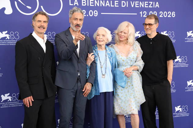Murray Bartlett, Taika Waititi, Ellen Burstyn, Pamela Anderson und Kornel Mundruczo beim Photocall zum Kinofilm Place to Be auf der Biennale di Venezia 2026 83. Internationale Filmfestspiele von Venedig im Palazzo del Casino. Venedig, 09.09.2026