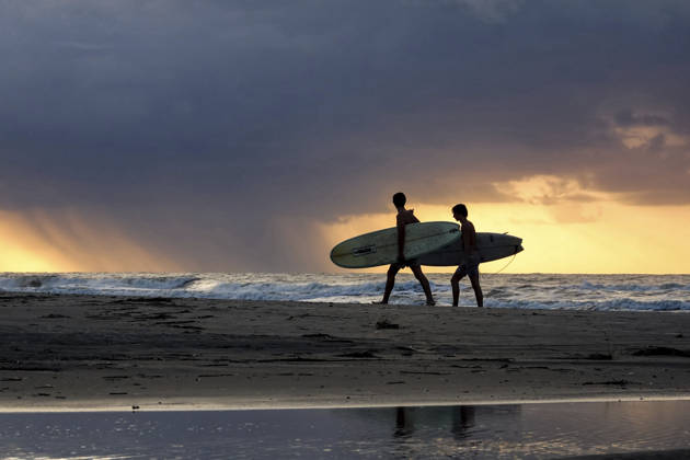 September 9, 2026, Isle Of Palms, Sc, United States: Surfers carry their surfboards along the beach during sunrise as a storm passes over the Atlantic Ocean, September 9, 2026 in Isle of Palms, South Carolina. Isle Of Palms United States  - ZUMAe02_ 20260909_zaf_e02_004 Copyright: xRichardxEllisx