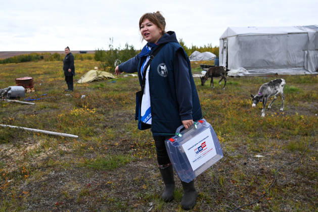 Russia Parliamentary Election Early Voting 9239422 09.09.2026 A member of the local commission carries a mobile ballot box during the early voting in remote areas ahead of State Duma elections, in Yamalo-Nenets Autonomous Area, Russia. Russians will vote in State Duma, the lower house of parliament, and municipal elections over three days, from September 18-20. Alexandr Kryazhev Sputnik Yamalo-Nenets Autonomous Area Russia  Copyright: xAlexandrxKryazhevx