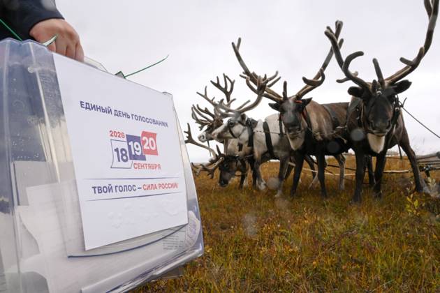 Russia Parliamentary Election Early Voting 9239441 09.09.2026 A member of the local commission carries a mobile ballot box during the early voting in remote areas ahead of State Duma elections at a reindeer camping ground, in Yamalo-Nenets Autonomous Area, Russia. Russians will vote in State Duma, the lower house of parliament, and municipal elections over three days, from September 18-20. Alexandr Kryazhev Sputnik Yamalo-Nenets Autonomous Area Russia  Copyright: xAlexandrxKryazhevx