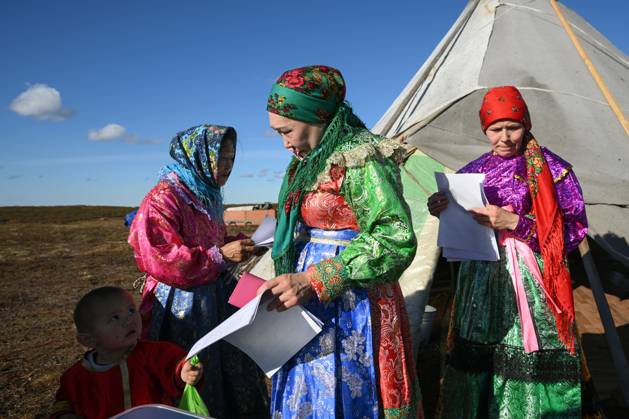 Russia Parliamentary Election Early Voting 9239450 09.09.2026 Members of a local indigenous community prepare vote during the early voting in remote areas ahead of State Duma elections at a reindeer camping ground, in Yamalo-Nenets Autonomous Area, Russia. Russians will vote in State Duma, the lower house of parliament, and municipal elections over three days, from September 18-20. Alexandr Kryazhev Sputnik Yamalo-Nenets Autonomous Area Russia  Copyright: xAlexandrxKryazhevx