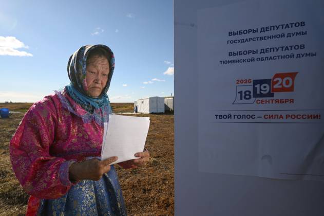 Russia Parliamentary Election Early Voting 9239452 09.09.2026 A member of a local indigenous community reads a ballot during the early voting in remote areas ahead of State Duma elections at a reindeer camping ground, in Yamalo-Nenets Autonomous Area, Russia. Russians will vote in State Duma, the lower house of parliament, and municipal elections over three days, from September 18-20. Alexandr Kryazhev Sputnik Yamalo-Nenets Autonomous Area Russia  Copyright: xAlexandrxKryazhevx