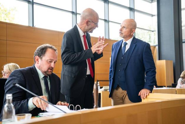 8. THÜRINGER LANDTAG - 52. PLENARSITZUNG ** NUR FÜR REDAKTIONELLE ZWECKE ** EDITORIAL USE ONLY **<p>09 09 2026-Erfurt: Thüringer Landtag 8. Wahlperiode 52. Plenarsitzung im Foto: Steffen Quasebarth (Thüringen.Gerecht), Landtagsdirektor Jörg Hopfe, Landtagspräsident Thadäus König (CDU) ( Deutschland Thueringen Erfurt Copyright: SaschaxFromm