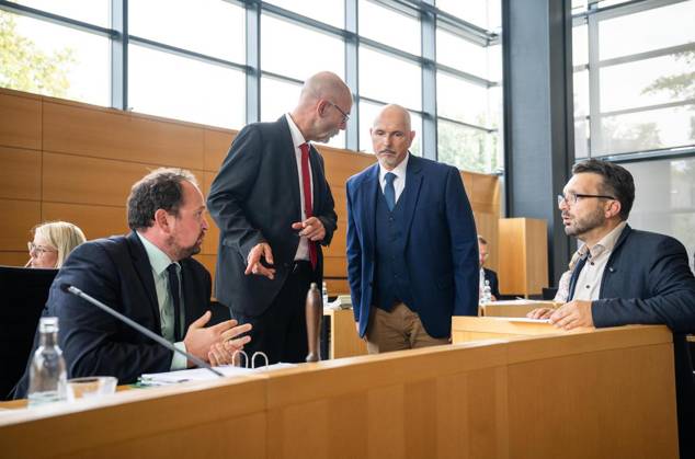 8. THÜRINGER LANDTAG - 52. PLENARSITZUNG ** NUR FÜR REDAKTIONELLE ZWECKE ** EDITORIAL USE ONLY **<p>09 09 2026-Erfurt: Thüringer Landtag 8. Wahlperiode 52. Plenarsitzung im Foto: Steffen Quasebarth (Thüringen.Gerecht), Landtagsdirektor Jörg Hopfe, Landtagspräsident Thadäus König (CDU), Ralph Hutschenreuther (Thüringen.Gerecht) ( Deutschland Thueringen Erfurt Copyright: SaschaxFromm