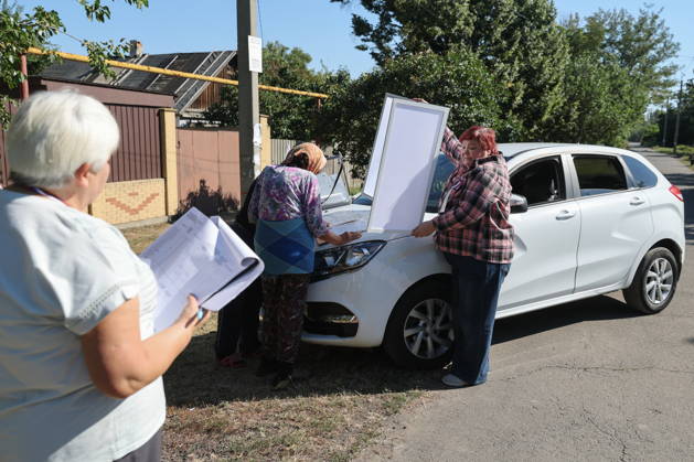 RUSSIA, DONETSK - SEPTEMBER 9, 2026: Citizens participate in early voting in the 2026 State Duma elections at Oktyabrsky. Dmitry Yagodkin TASS  97412822