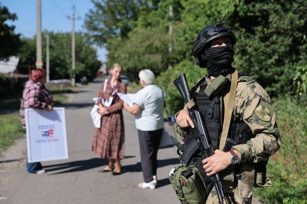 RUSSIA, DONETSK - SEPTEMBER 9, 2026: A serviceman provides security as early voting in the 2026 State Duma elections takes place in Oktyabrsky. Dmitry Yagodkin TASS  97413166
