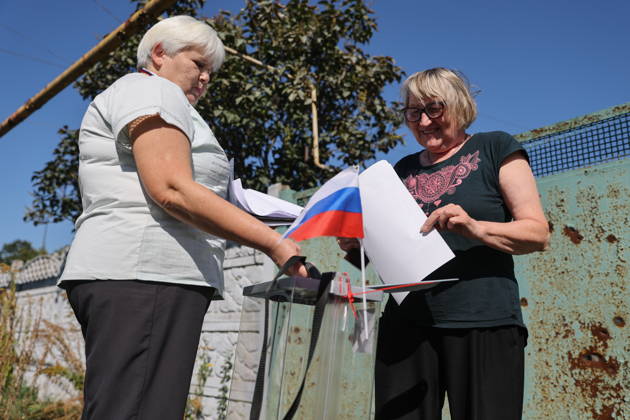 RUSSIA, DONETSK - SEPTEMBER 9, 2026: Citizens participate in early voting in the 2026 State Duma elections at Oktyabrsky Donetsk Russia  - ZUMAt113 20260909_zaa_t113_205 Copyright: xDmitryxYagodkinx