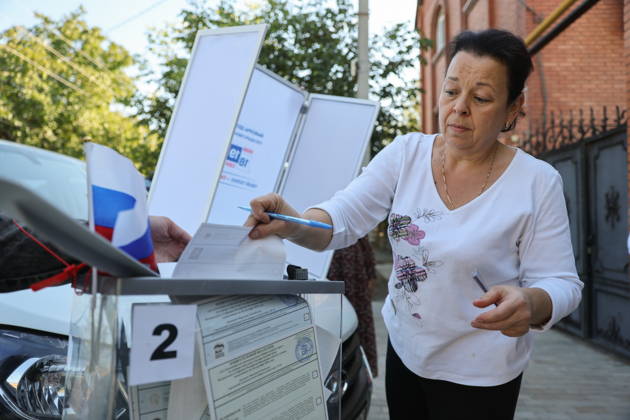 RUSSIA, DONETSK - SEPTEMBER 9, 2026: Citizens participate in early voting in the 2026 State Duma elections at Oktyabrsky Donetsk Russia  - ZUMAt113 20260909_zaa_t113_210 Copyright: xDmitryxYagodkinx