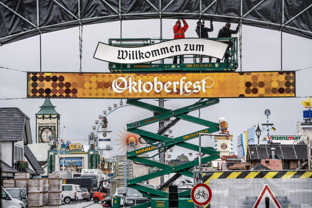 Willkommen zum Oktoberfest, letzte Arbeiten am Haupteingang zum Oktoberfest 2026, das bereits in 10 Tagen beginnt, Theresienwiese, München, 9. September 2026 Deutschland, München, 9,. Septembert 2026, Willkommen zum Oktoberfest, letzte Arbeiten am Haupteingang zum Oktoberfest 2026, das ibereits in 10 Tagen beginnt, Theresienwiese, Wiesn, Bayern, bayerisch,