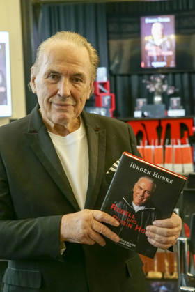 CNTV HUNKEBUCH - Juergen Hunke der Hamburger Unternehmer stellt sein Buch ueber sein Leben unter dem Titel Rebell und Robin Hoodim Mikado Medienhauses, Vorstellung der Biografie in Hamburg Rotherbaum am 09.09.2026 Hamburg Deutschland