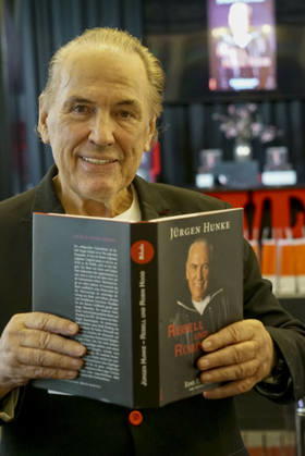 CNTV HUNKEBUCH - Juergen Hunke der Hamburger Unternehmer stellt sein Buch ueber sein Leben unter dem Titel Rebell und Robin Hoodim Mikado Medienhauses, Vorstellung der Biografie in Hamburg Rotherbaum am 09.09.2026 Hamburg Deutschland