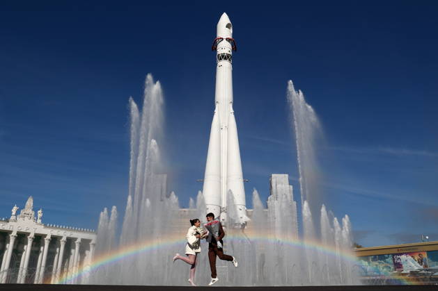 September 9, 2026, Moscow, Russia: A couple stands beneath a Vostok carrier rocket mock-up at a newly renovated fountain in Industry Square at the VDNKh exhibition centre. Moscow Russia  - ZUMAt113 20260909_zaa_t113_017 Copyright: xAlyonaxBzhakhovax