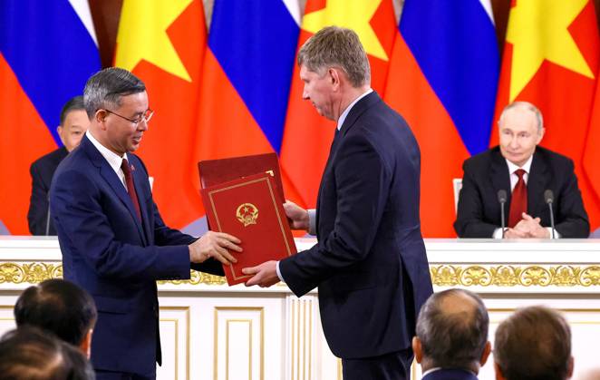 Russia Vietnam 9239806 09.09.2026 Vietnamese Finance Minister Ngo Van Tuan and Economic Development Minister Maxim Reshetnikov exchange signed documents following a meeting between Russian President Vladimir Putin and Vietnamese President To Lam at the Kremlin in Moscow, Russia. Geodakyan Artem Sputnik Moscow Russia  Copyright: xGeodakyanxArtemx