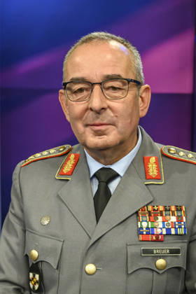 im Bild v.l.: Carsten Breuer (Generalinspekteur der Bundeswehr), GER, Berlin, Studio, zu Gast bei Maischberger, politische Talkshow, TV, Format, mit Moderatorin Sandra Maischberger, Das Erste, aus Adlershof Am Studio 20, 09.09.2026, Copyright: HMBxMedia UwexKoch