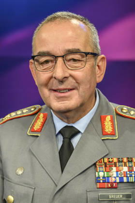 im Bild v.l.: Carsten Breuer (Generalinspekteur der Bundeswehr), GER, Berlin, Studio, zu Gast bei Maischberger, politische Talkshow, TV, Format, mit Moderatorin Sandra Maischberger, Das Erste, aus Adlershof Am Studio 20, 09.09.2026, Copyright: HMBxMedia UwexKoch