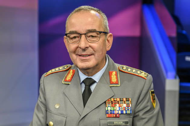 im Bild v.l.: Carsten Breuer (Generalinspekteur der Bundeswehr), GER, Berlin, Studio, zu Gast bei Maischberger, politische Talkshow, TV, Format, mit Moderatorin Sandra Maischberger, Das Erste, aus Adlershof Am Studio 20, 09.09.2026, Copyright: HMBxMedia UwexKoch