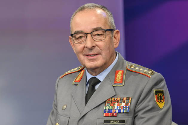 im Bild v.l.: Carsten Breuer (Generalinspekteur der Bundeswehr), GER, Berlin, Studio, zu Gast bei Maischberger, politische Talkshow, TV, Format, mit Moderatorin Sandra Maischberger, Das Erste, aus Adlershof Am Studio 20, 09.09.2026, Copyright: HMBxMedia UwexKoch