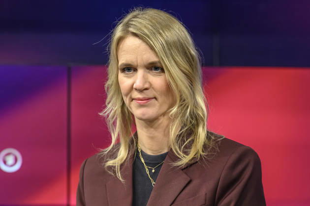 im Bild v.l.: Julie Kurz (ARD), GER, Berlin, Studio, zu Gast bei Maischberger, politische Talkshow, TV, Format, mit Moderatorin Sandra Maischberger, Das Erste, aus Adlershof Am Studio 20, 09.09.2026, Copyright: HMBxMedia UwexKoch