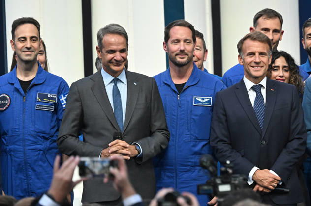 French President Emmanuel Macron, flanked by members of the VAST space program, French astronaut Thomas Pesquet of the European Space Agency (ESA), Czech fighter pilot and ESA astronaut Aleö Svoboda, Greek aviation physician and ESA astronaut candidate Adrianos Golemis, Vast Space Program President Giorgio Saccoccia (second from the left), and Greek Prime Minister Kyriákos Mitsotákis, along with French President Emmanuel Macron, at the International Space Summit on September 10, 2026, at the Grand Palais in Paris, September 9, 2026. Nearly 1,100 companies from the space sector will also be present at the Grand Palais, demonstrating the exceptional mobilization of the global space ecosystem around this event, organized by France and Germany Copyright: xChristianxLiewigx xBestimagexChristianxLiewigx xBestimagex